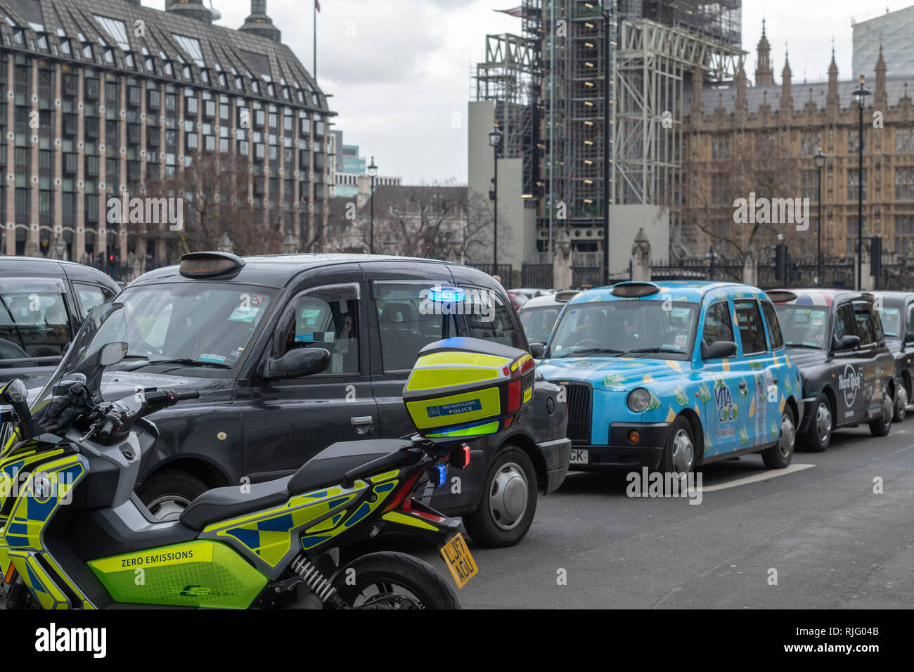 London, Großbritannien. 6. Februar 2019, Black Cab Taxi Protest schließt nach Central London, UK. Straßen um das Parlament herum. Schwarze Taxifahrer protestierten über Straßen zu den Taxis in Central London, UK geschlossen wird.. Sie ihre Kabinen um den Parliament Square und seine apporaces führt zu kilometerlangen Staus mit erheblichen Verspaetungen Verkehr Quelle: Ian Davidson/Alamy Leben Nachrichten geparkt Stockfoto