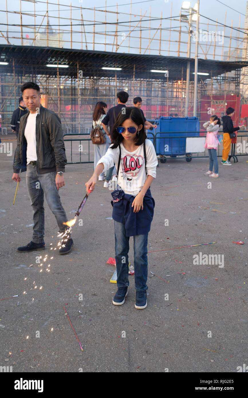 Macau Sar China 6 Feb 2019 Junge Madchen Setzt Eine Wunderkerze Wahrend Ihr Vater Auf Aussieht Stockfotografie Alamy