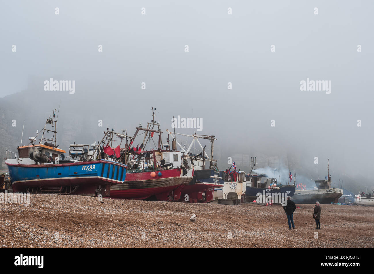 Hastings, East Sussex, Großbritannien. Februar 2019. Großbritannien Wetter: Dichter Nebel steigt über die Fischerboote herab. Ein dumpfer feuchter Tag, aber bei fast 9 Grad viel wärmer Stockfoto