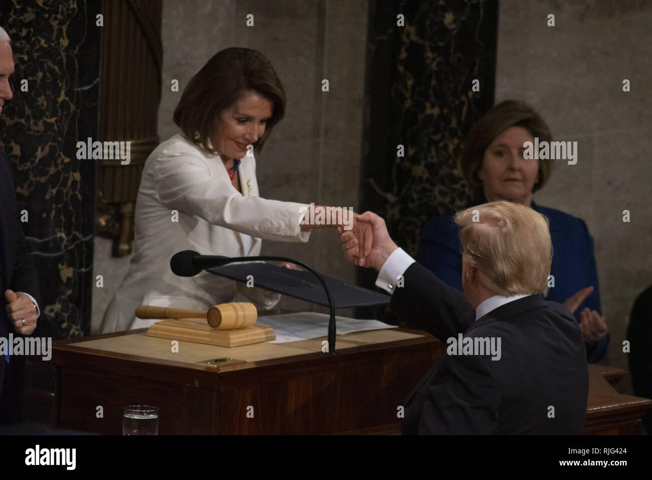 Februar 5, 2019 - Washington, District of Columbia, Vereinigte Staaten - Sprecherin des Repräsentantenhauses Nancy Pelosi begrüßt Präsident DONALD TRUMP vor seiner Rede zur Lage der Union, Februar 5, 2019 (Bild: © Douglas Christian/ZUMA Draht) Stockfoto