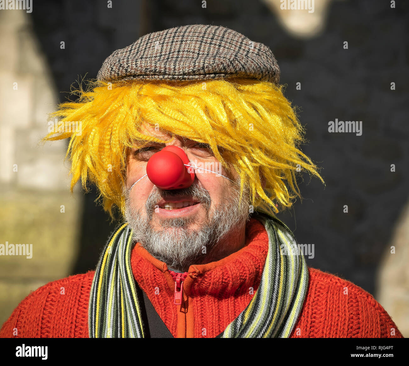 Clown mit gelben Haar und Tuch Cap Stockfoto