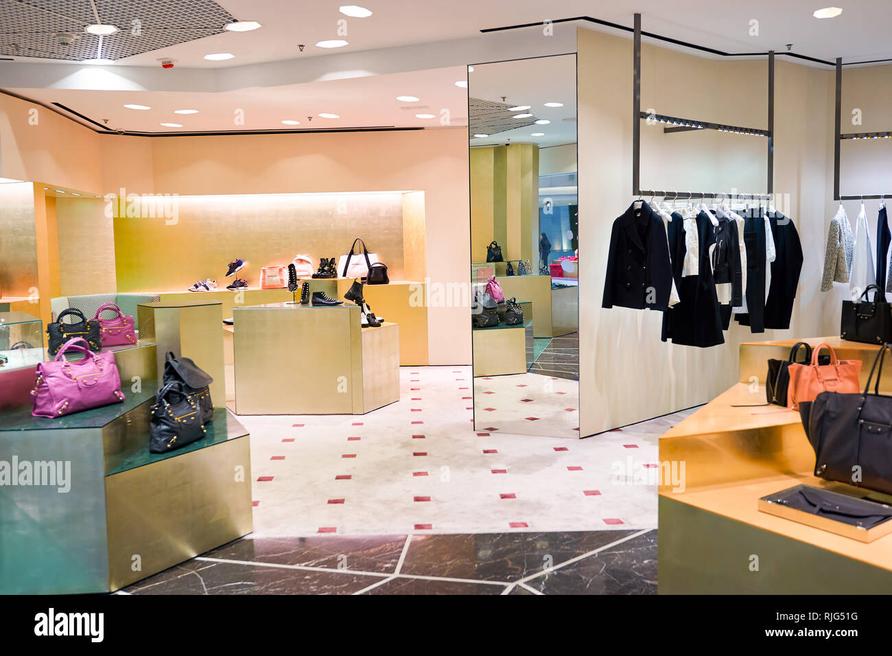 Hongkong - Januar 26, 2016: Design von Balenciaga Store unter Elemente  Shopping Mall. Balenciaga ist eine Europäische luxus Fashion House von  Cristobal gegründet Stockfotografie - Alamy