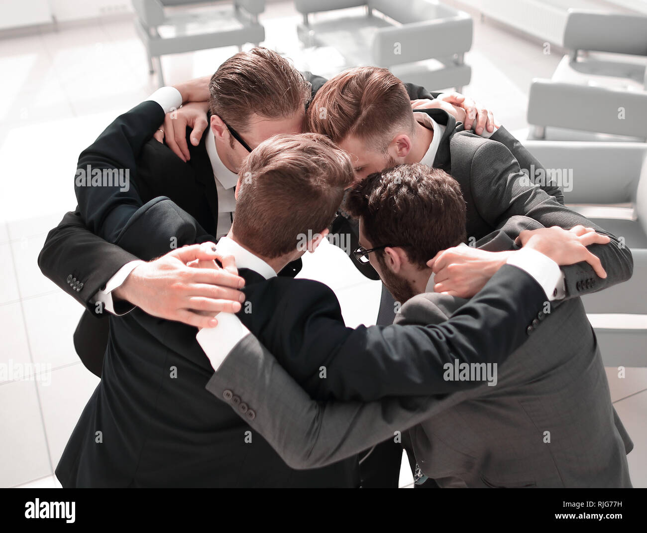 Gruppe von Geschäftsleuten in einem engen Kreis stehen. Stockfoto