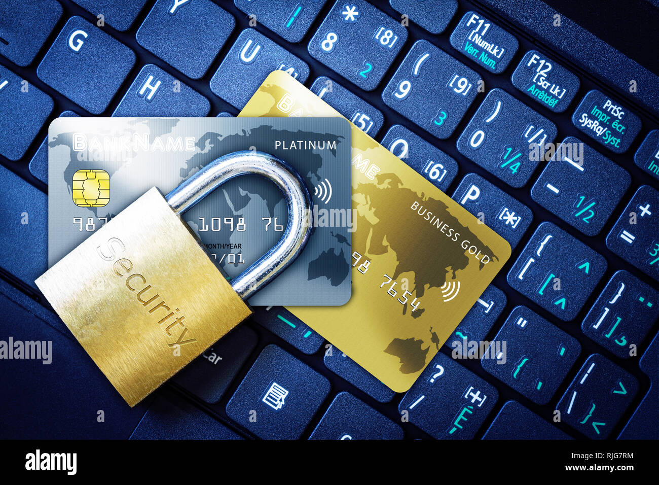 Goldene Vorhängeschloss auf fiktiven Kreditkarten auf der Computertastatur. Konzept der Internet Security, Datenschutz, Computerkriminalität Verhinderung für online Sh Stockfoto