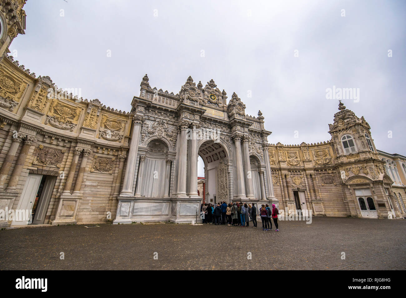 Tor der Sultan - Eintritt in die herrliche Dolmabahce Palast, der Heimat des letzten osmanischen Sultans in Istanbul, Türkei. Touristische Sehenswürdigkeiten Stockfoto