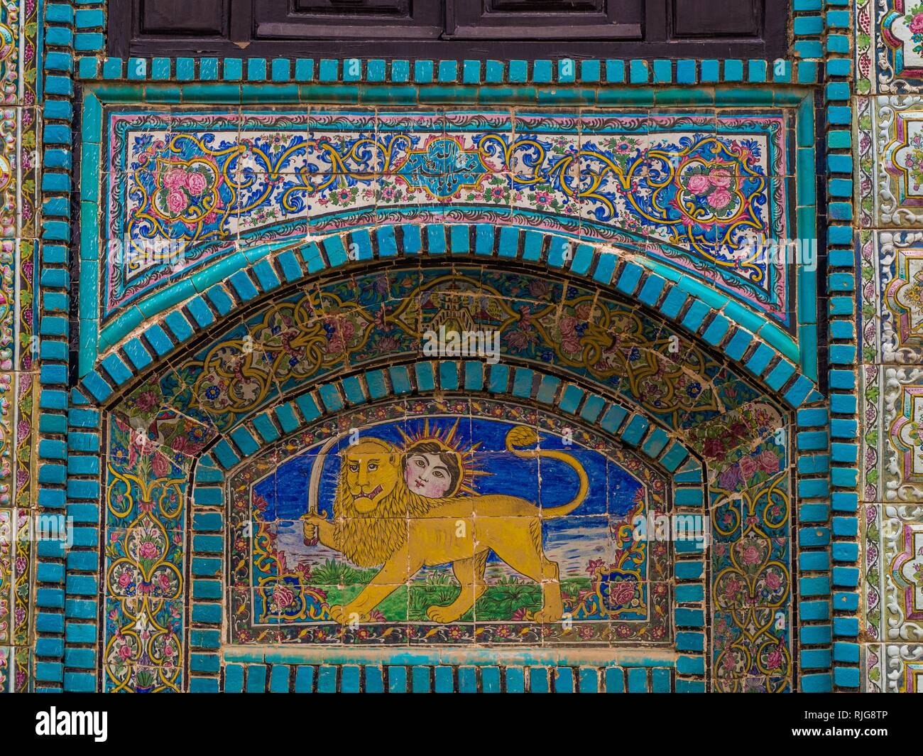 Fliesen, glasierte Fliesen florales Dekor, Persische nationale Symbol, Sonne über Lion mit Schwert, Moschee Tekyeh Moaven-ol-Molk Stockfoto