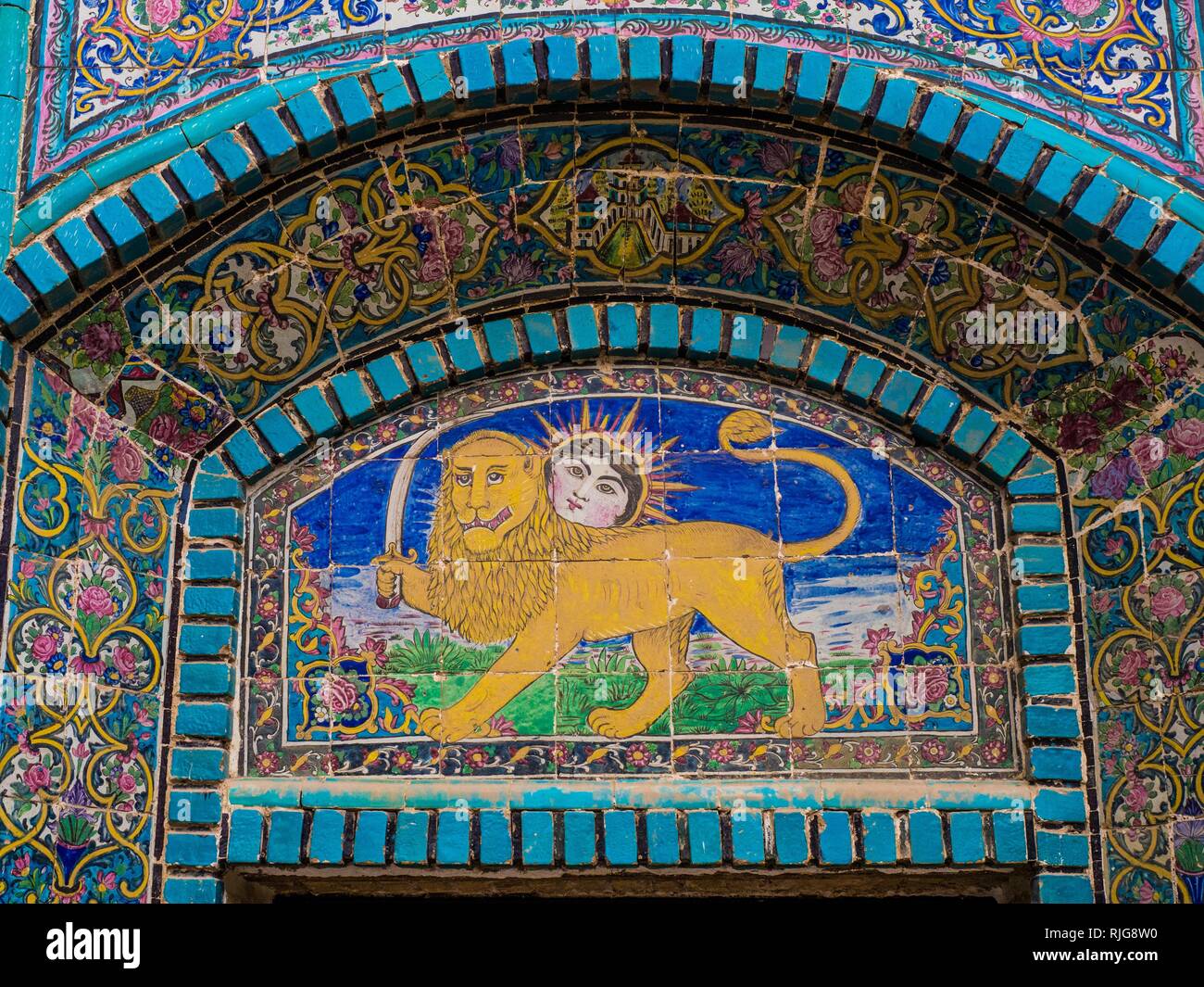 Fliesen, glasierte Fliesen florales Dekor, Persische nationale Symbol, Sonne über Lion mit Schwert, Moschee Tekyeh Moaven-ol-Molk Stockfoto