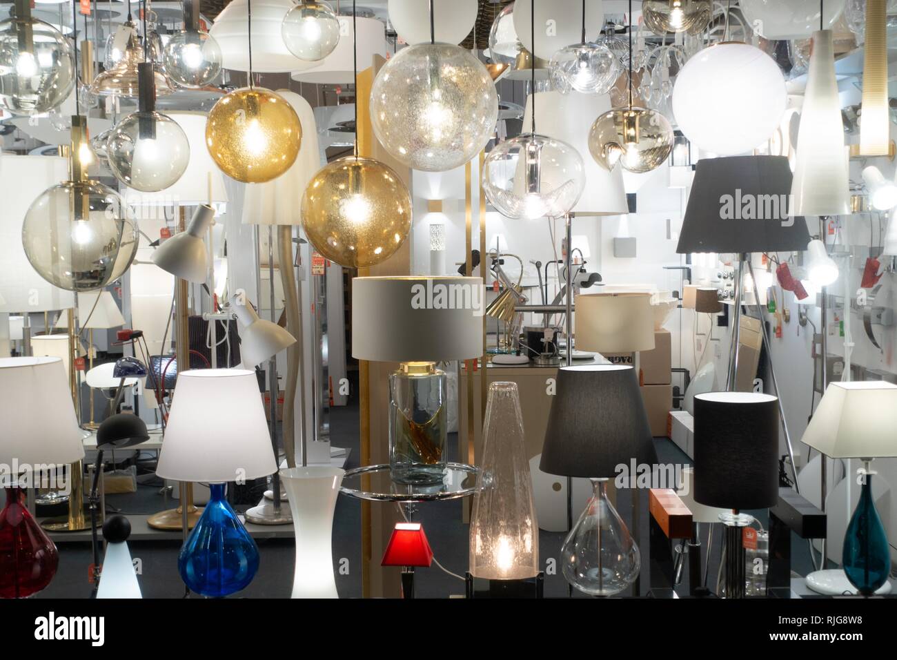 Verschiedene Lampen im shop Fenster, München, Deutschland Stockfoto