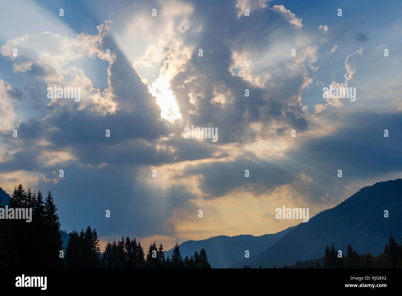 Sonnenstrahlen in Wolken, vorne Crack, Lenggries, Isarwinkel, Oberbayern, Bayern, Deutschland Stockfoto