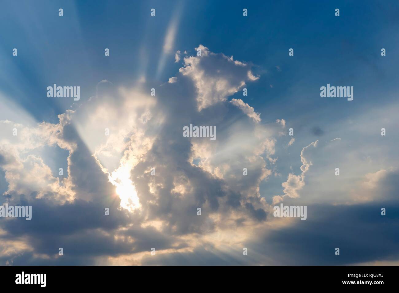 Sonnenstrahlen in Wolken, Oberbayern, Bayern, Deutschland Stockfoto