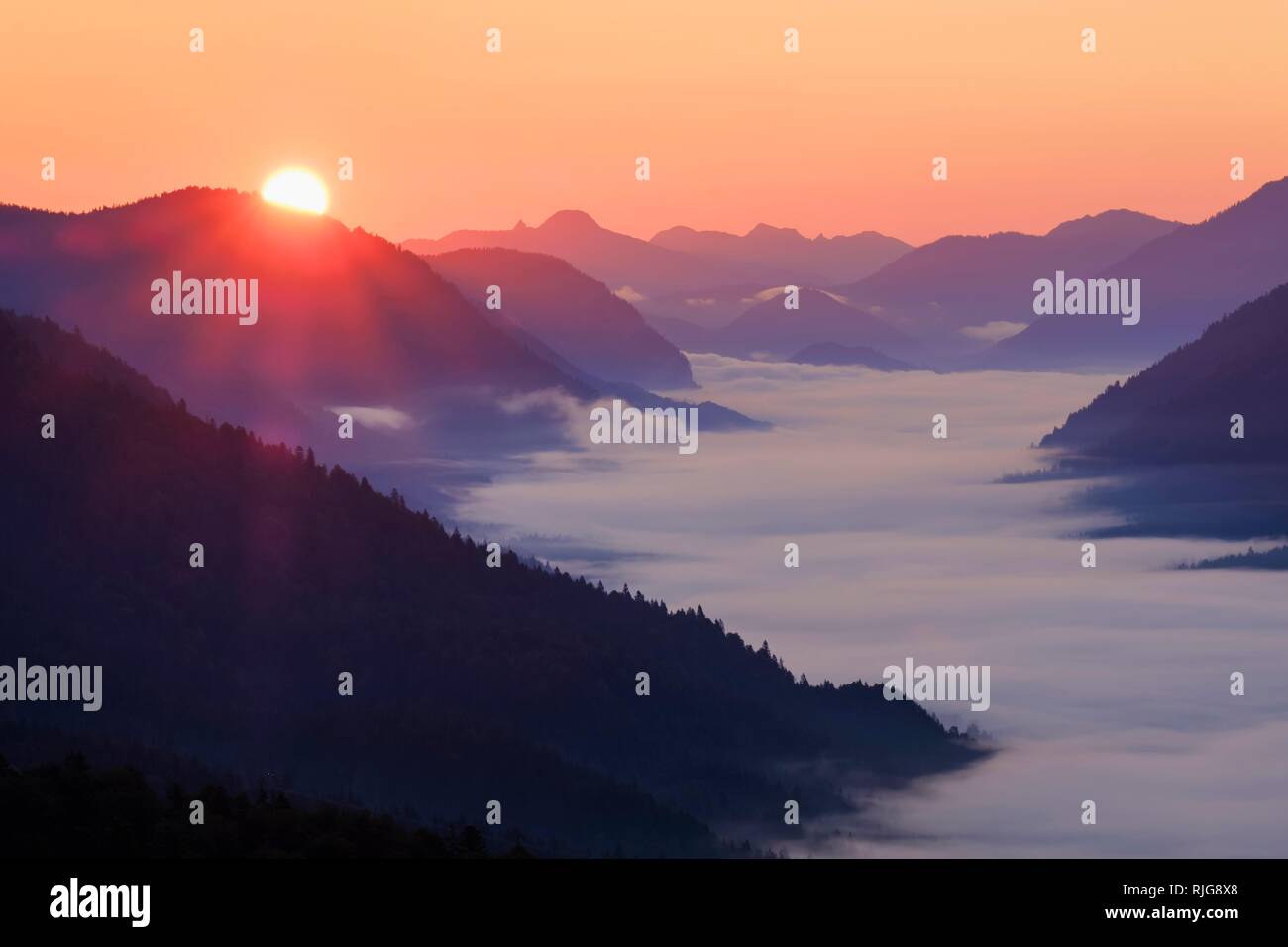 Blick von Krepelschrofen bei Sonnenaufgang auf Bergketten, Isartal bei Nebel, Wallgau, Werdenfelser Land, Oberbayern, Bayern Stockfoto