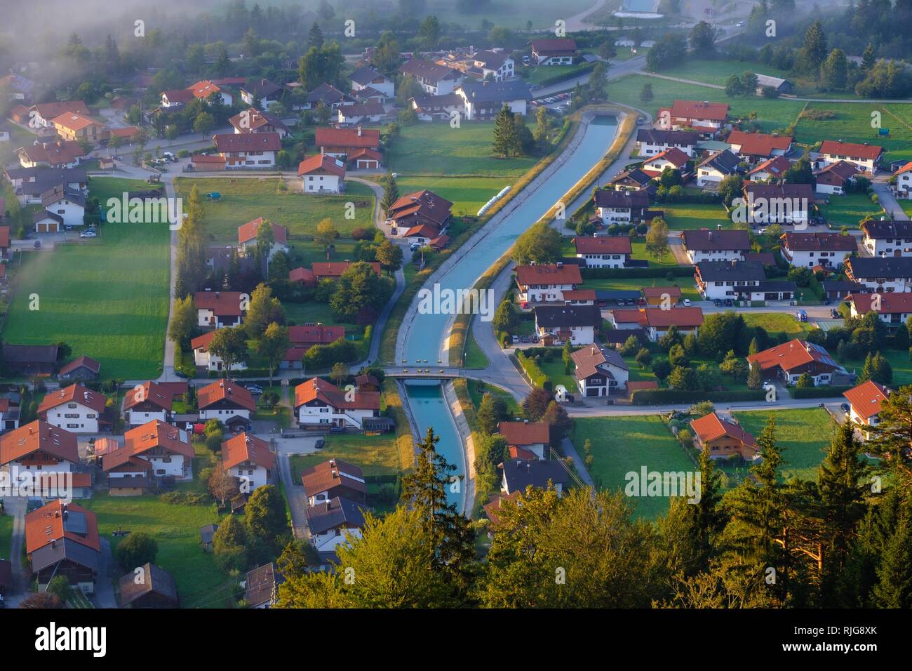 Wallgau mit Obernachkanal, Ansicht von Krepelschrofen, Werdenfelser Land, Oberbayern, Bayern, Deutschland Stockfoto