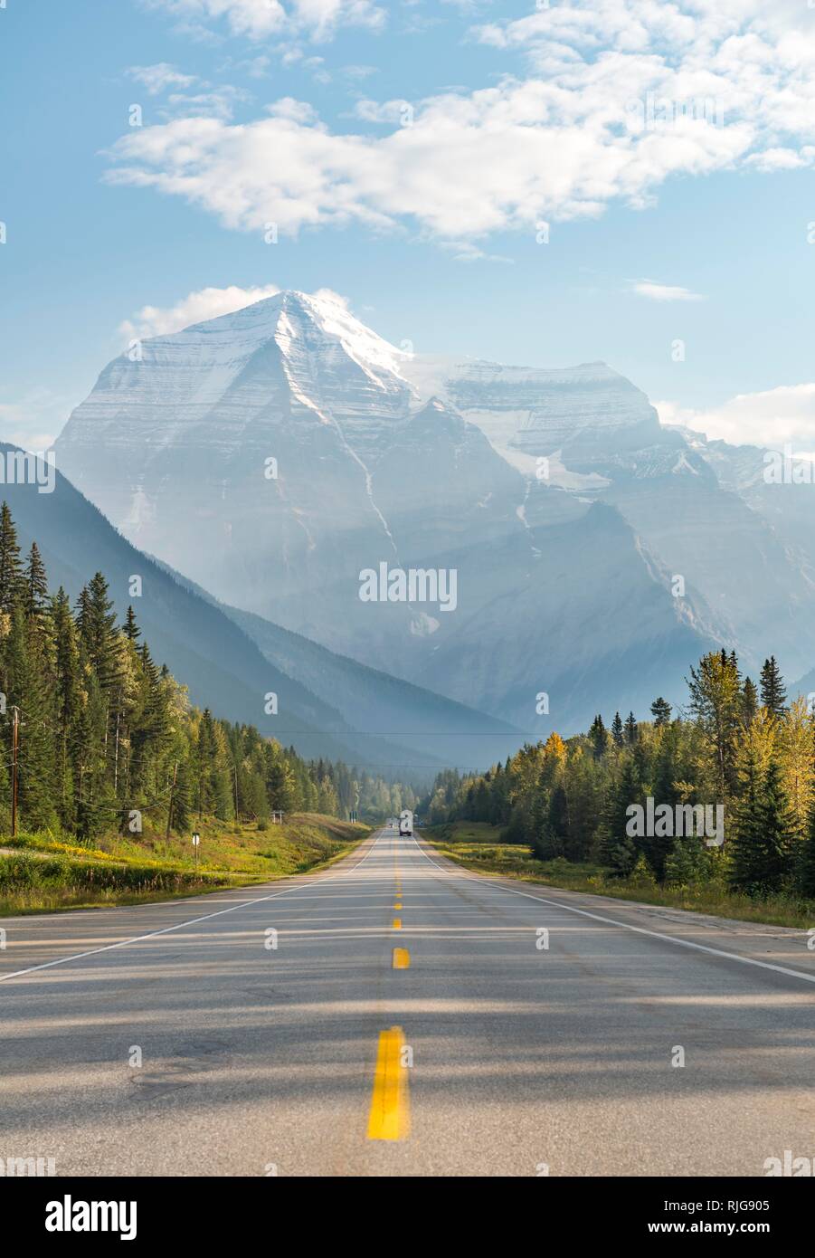 Autobahn, schneebedeckten Bergen und auf der Rückseite mit einer Kappe bedeckt, Mount Robson, Yellowhead Highway 16, British Columbia, Kanada Stockfoto