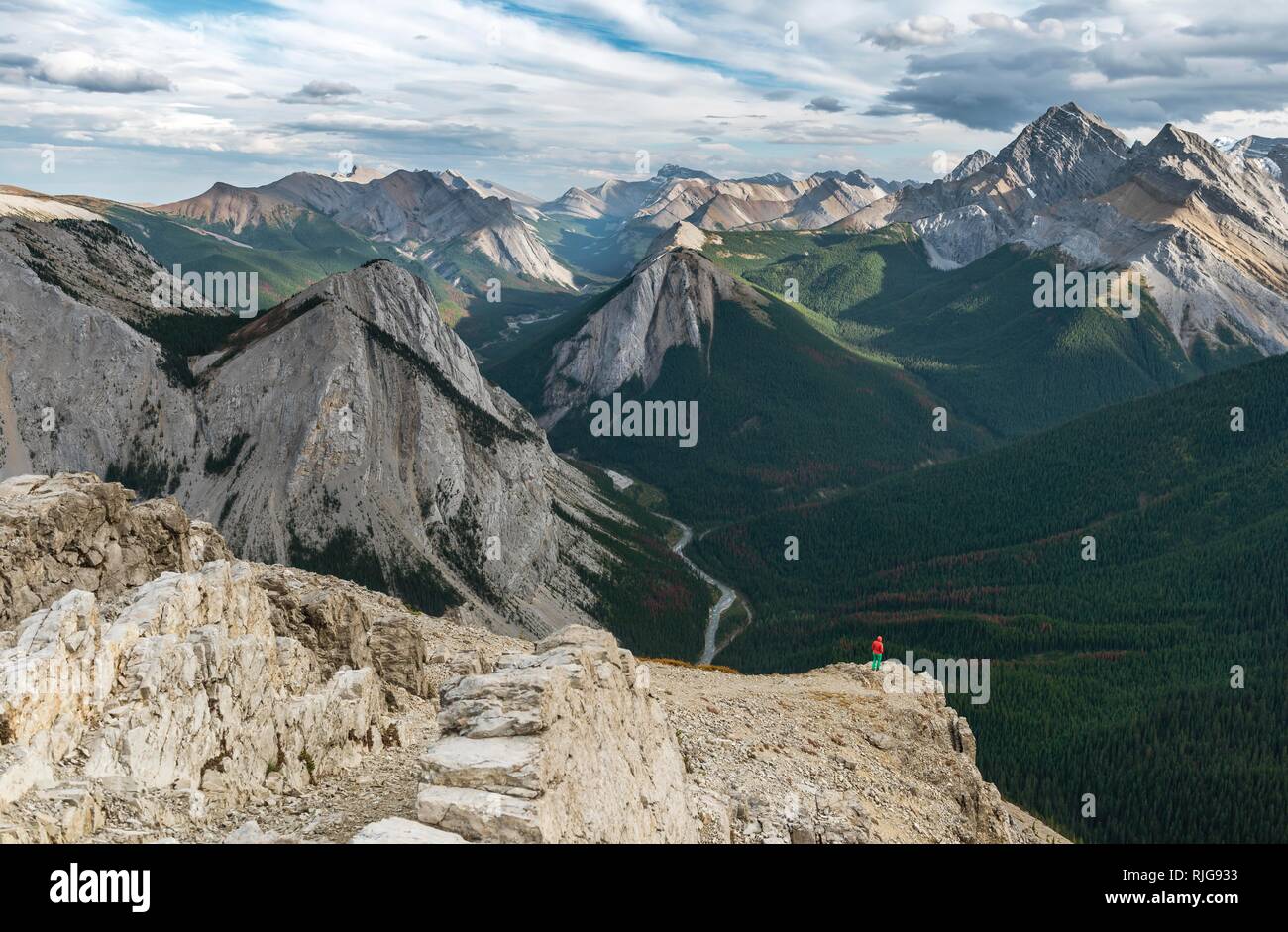 Weibliche Wanderer an spektakulären Blick vom Gipfel des Sulphur Ridge, Schwefel Skyline Trail, Berglandschaft mit River Valley Stockfoto