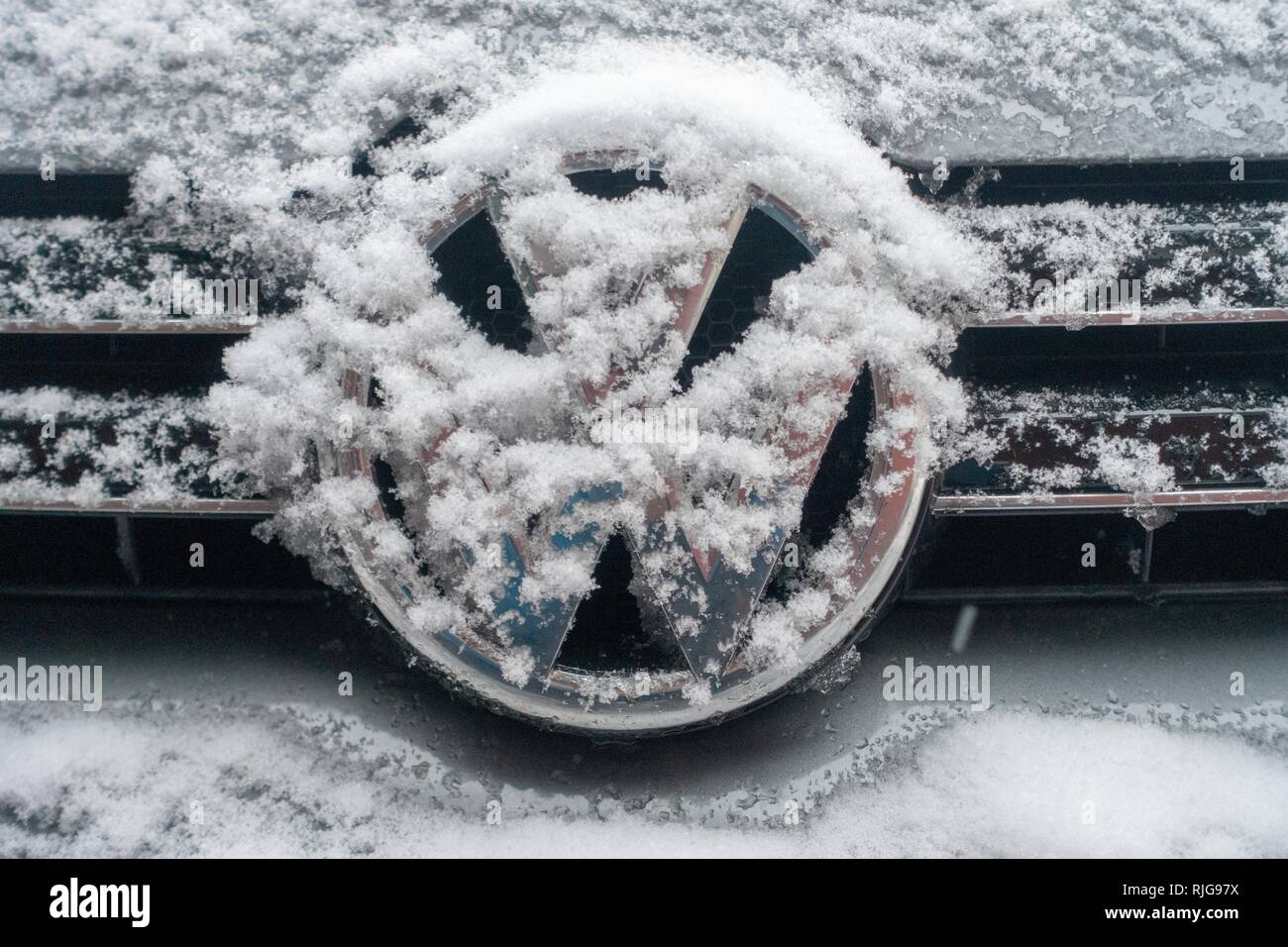 Verschneite VW Logo VW Golf, Deutschland Stockfoto