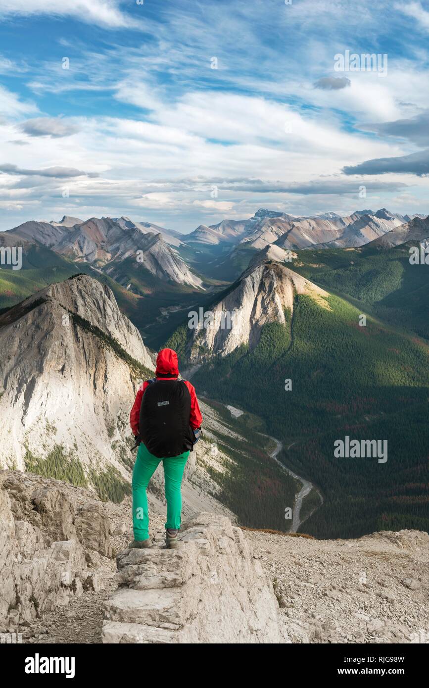 Weibliche Wanderer Blick vom Gipfel über Berglandschaft, Panoramaaussicht, Schwefel Skyline Trail, Nikassin Bereich Stockfoto