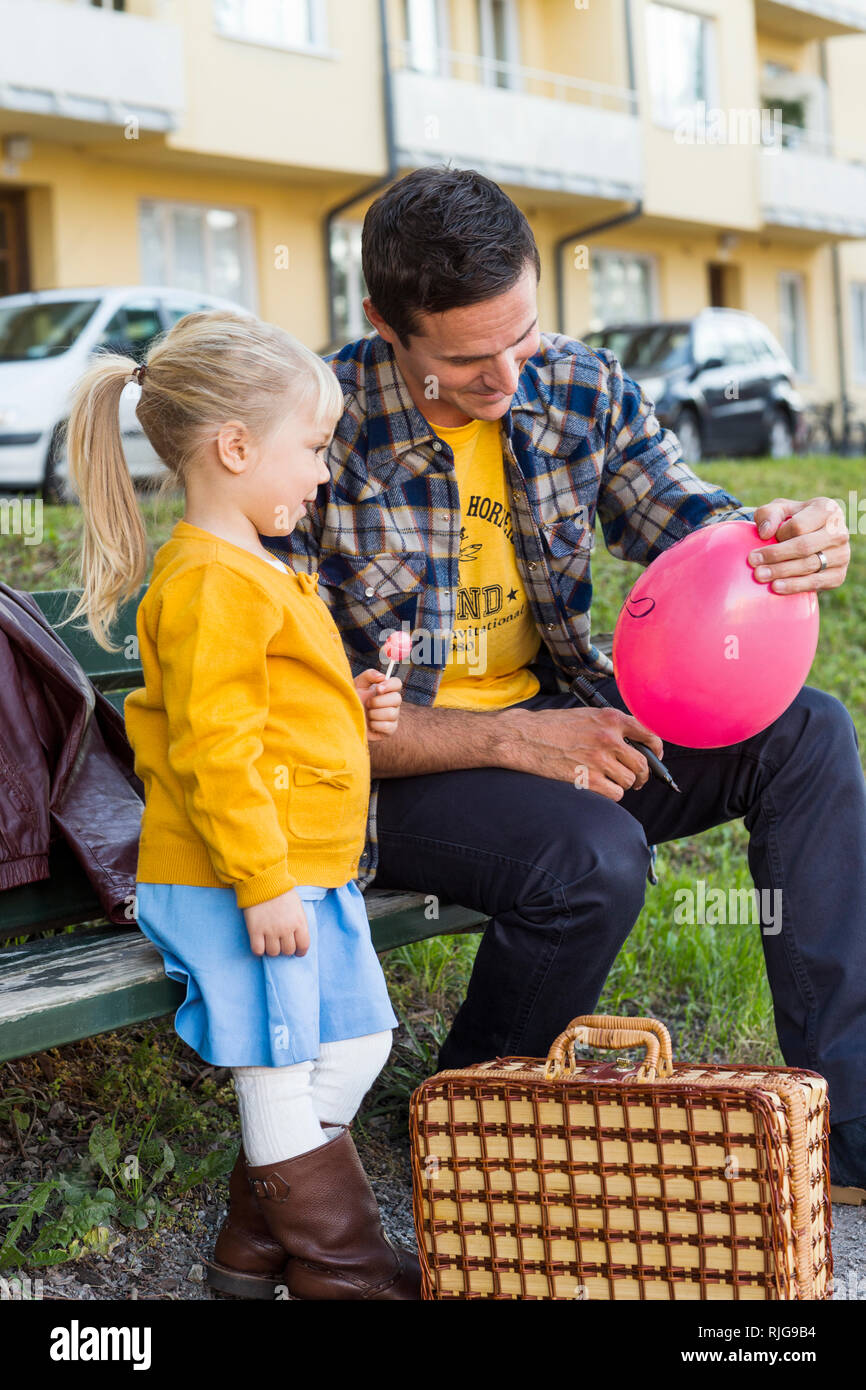 Vater mit Tochter auf der Werkbank Stockfoto