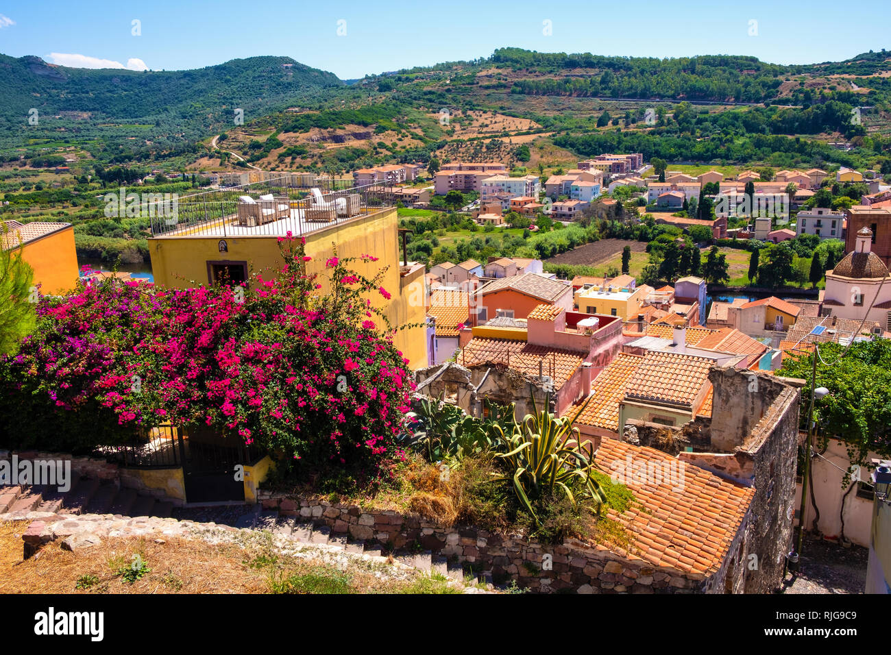 Bosa, Sardinien/Italien - 2018/08/13: Panoramablick auf die Altstadt von Bosa und die umliegenden Hügel von Malaspina Castle Hill gesehen - auch bekannt als Schloss o Stockfoto