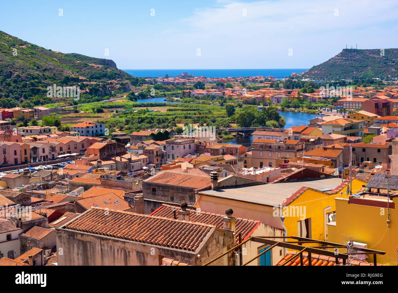Bosa, Sardinien/Italien - 2018/08/13: Panoramablick auf die Altstadt von Bosa durch den Fluss Temo mit Bosa Marina Resort an der Mittelmeer Küste Stockfoto