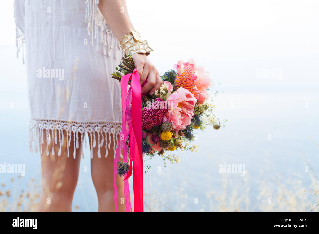 Mädchen mit einer Hochzeit Bouquet Boho-Stil Stockfoto