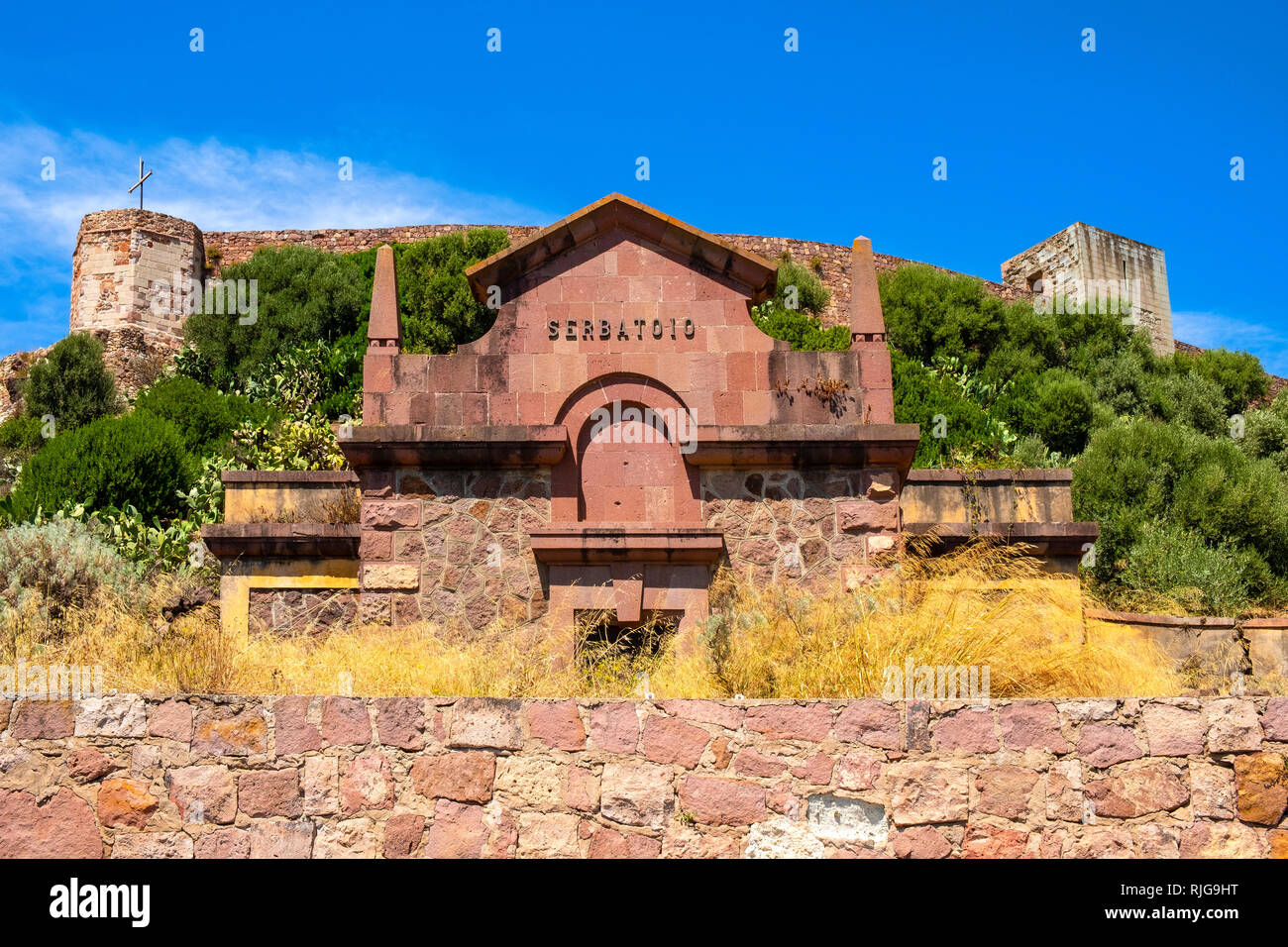 Bosa, Sardinien/Italien - 2018/08/13: Malaspina Castle Hill - auch bekannt als Schloss von Serravalle - mit monumentalen Fassade des historischen Wasserbehälter S Stockfoto