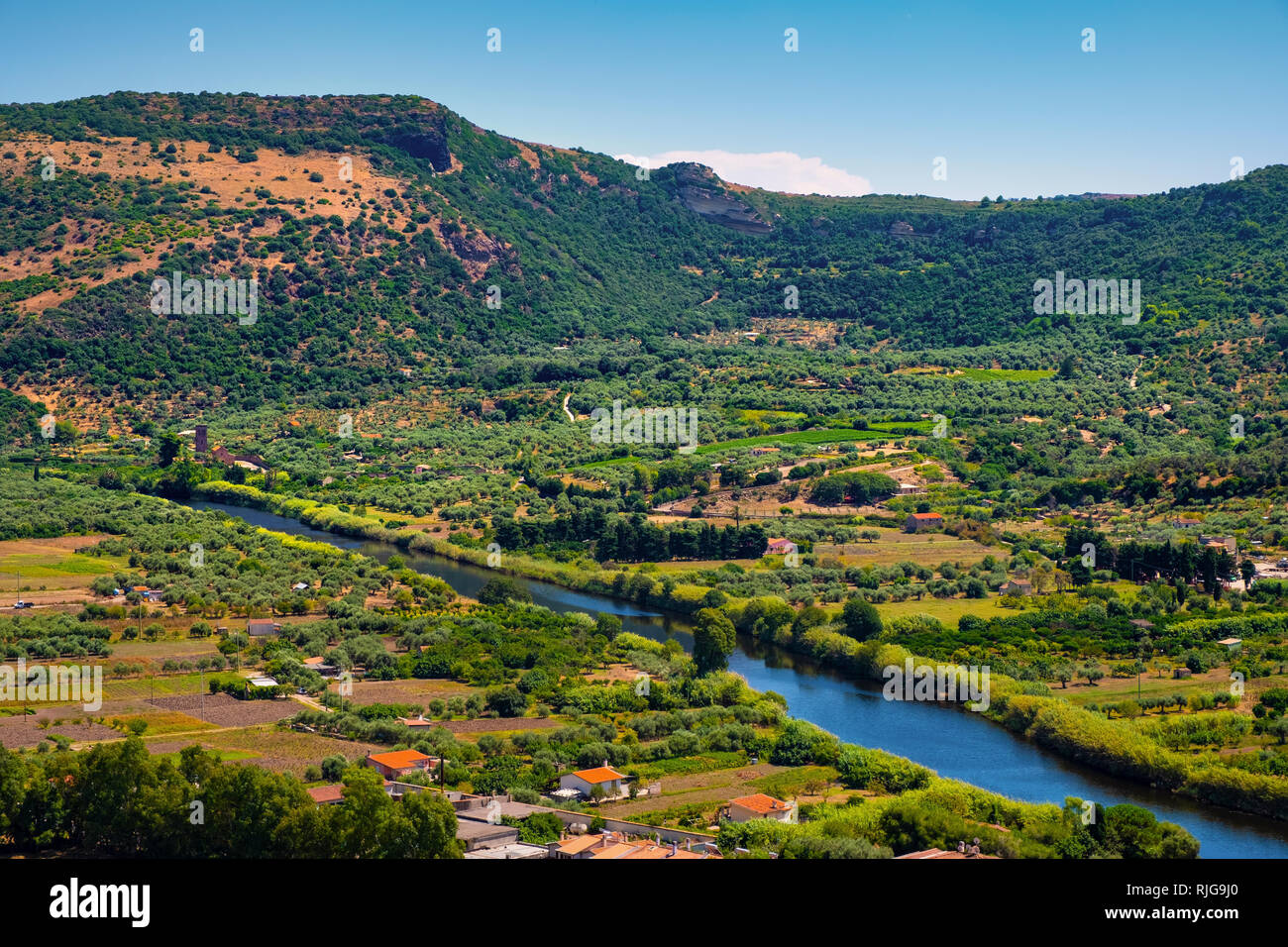 Bosa, Sardinien/Italien - 2018/08/13: Panoramablick auf den Hügeln um die Stadt Bosa durch den Fluss Temo von Malaspina Castle Hill gesehen - Weiß Stockfoto