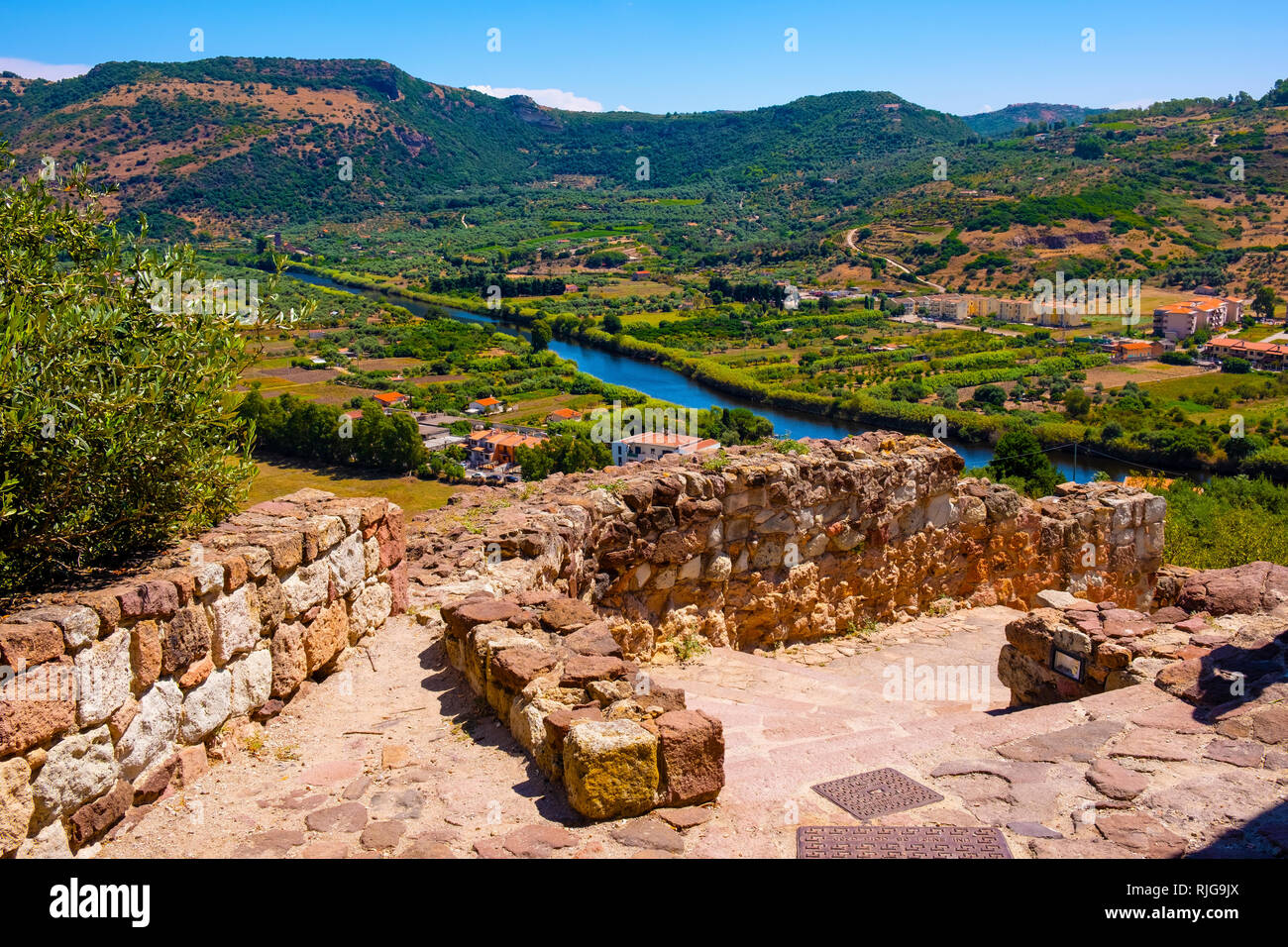 Bosa, Sardinien/Italien - 2018/08/13: Panoramablick auf die Altstadt von Bosa durch den Fluss Temo und die umliegenden Hügel von Malaspina Castle Hill gesehen - Weiß Stockfoto