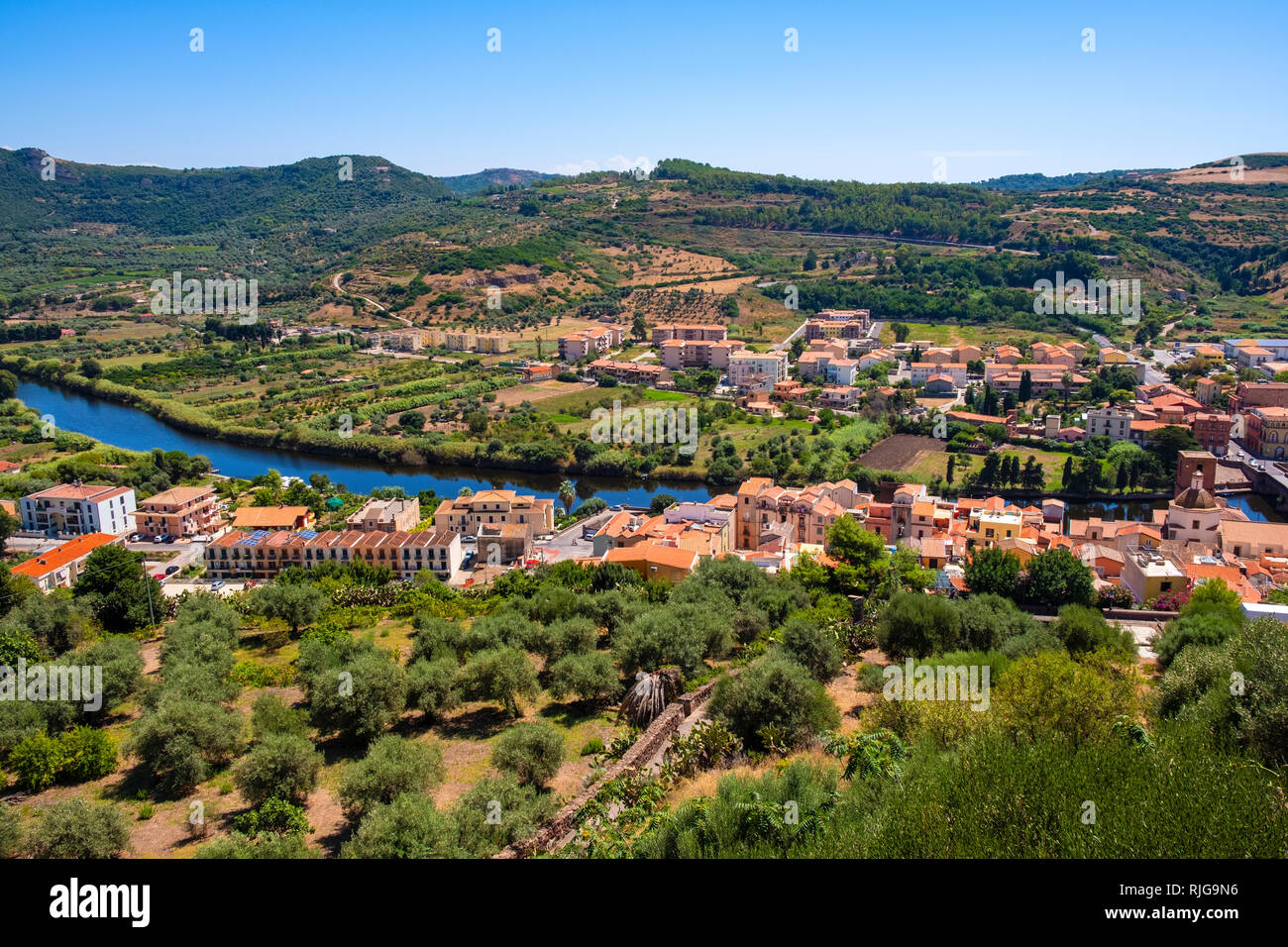 Bosa, Sardinien/Italien - 2018/08/13: Panoramablick auf die Altstadt von Bosa durch den Fluss Temo und die umliegenden Hügel von Malaspina Castle Hill gesehen Stockfoto