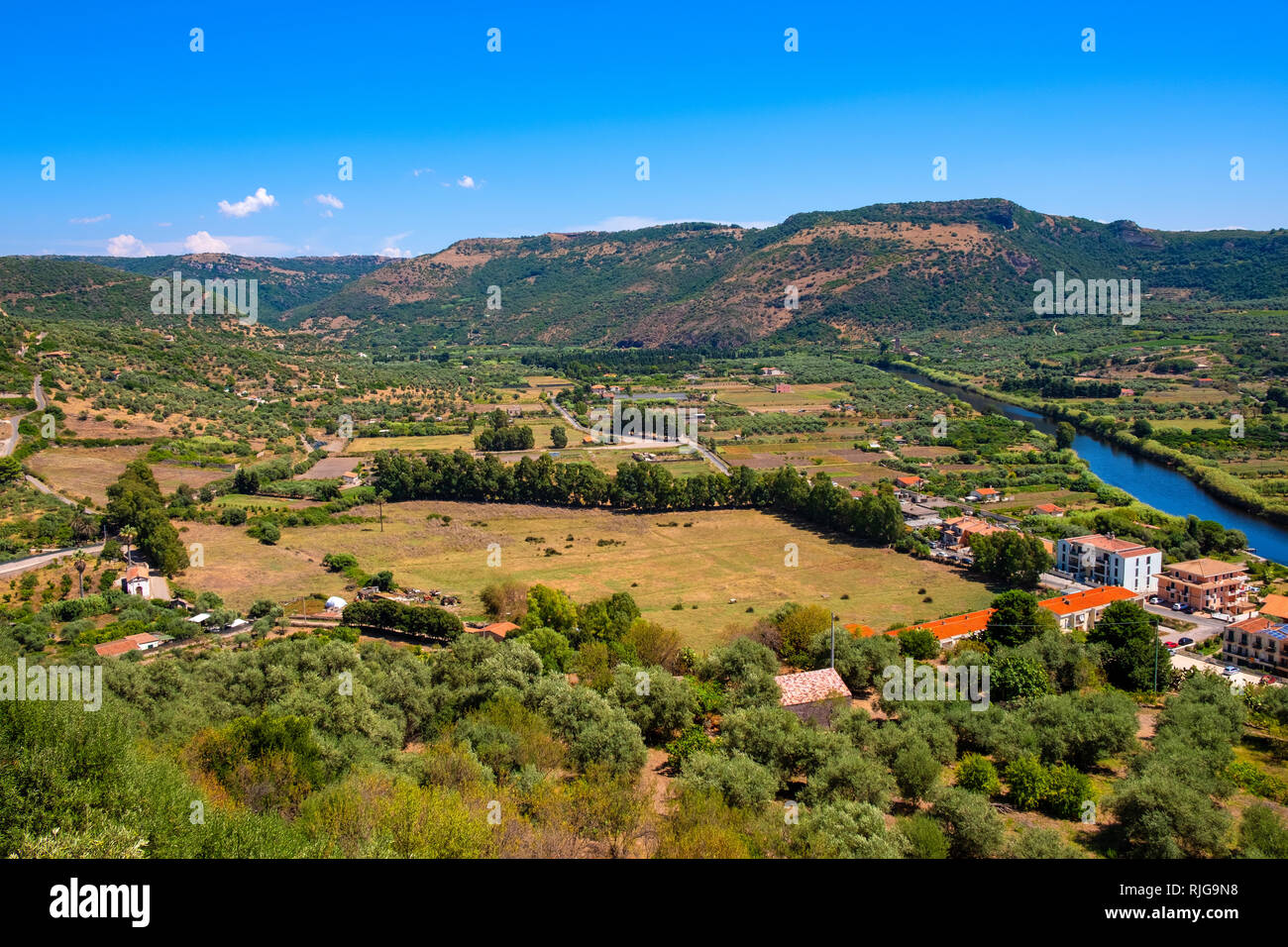 Bosa, Sardinien/Italien - 2018/08/13: Panoramablick auf den Hügeln um die Stadt Bosa durch den Fluss Temo von Malaspina Castle Hill gesehen - Weiß Stockfoto