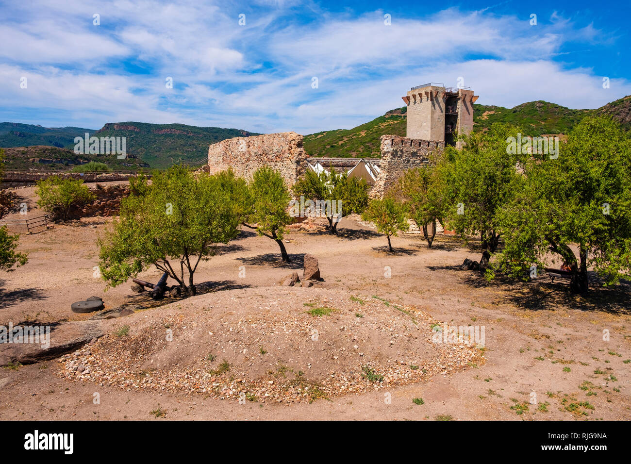 Bosa, Sardinien/Italien - 2018/08/13: Main Tower - Hauptturm - der Malaspina Castle, auch bekannt als Schloss von Serravalle, mit monumentalen historischen Stockfoto