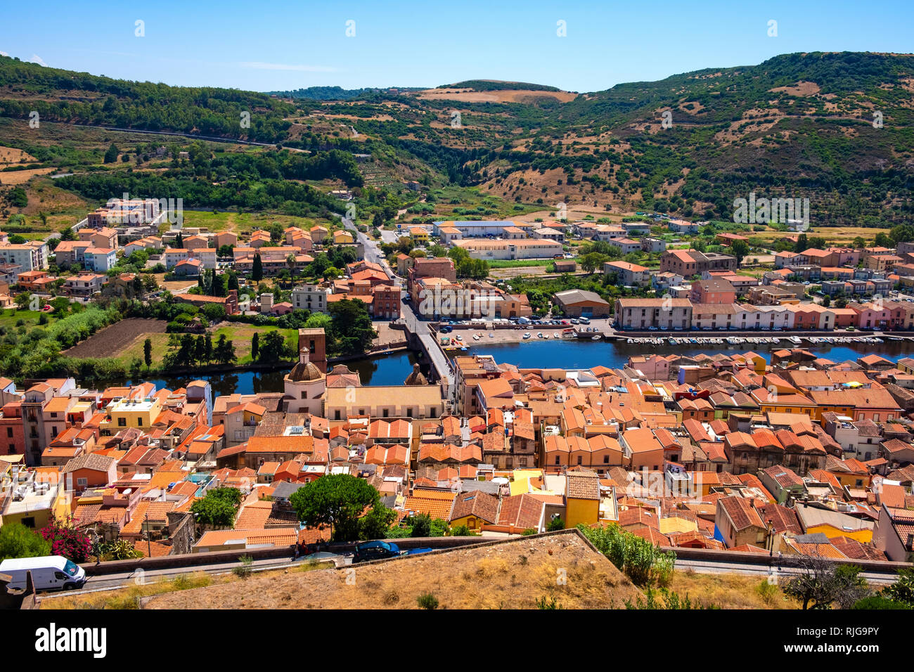 Bosa, Sardinien/Italien - 2018/08/13: Panoramablick auf die Altstadt von Bosa durch den Fluss Temo und die umliegenden Hügel von Malaspina Castle Hill gesehen Stockfoto