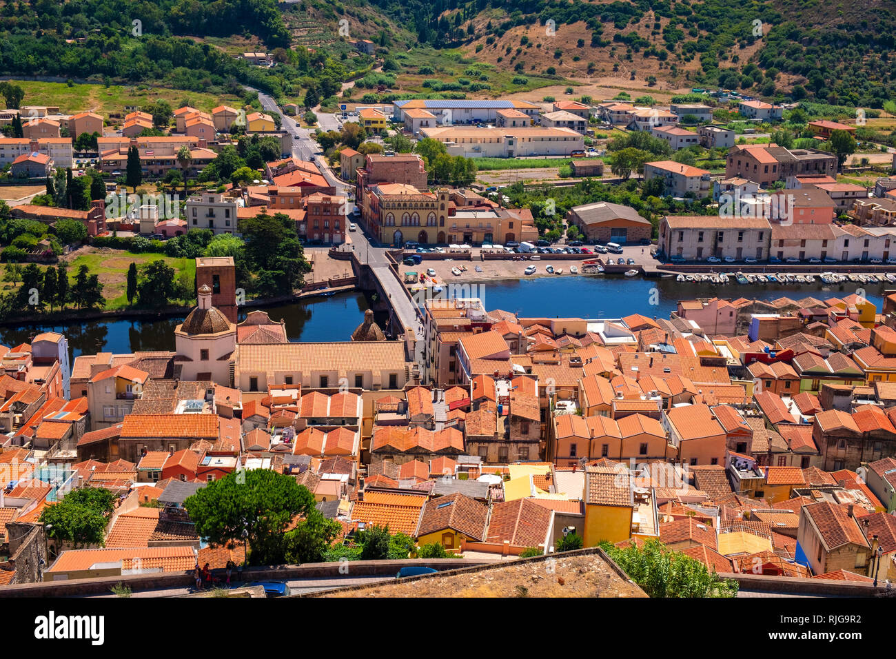 Bosa, Sardinien/Italien - 2018/08/13: Panoramablick auf die Altstadt von Bosa durch den Fluss Temo und die umliegenden Hügel von Malaspina Castle Hill gesehen Stockfoto