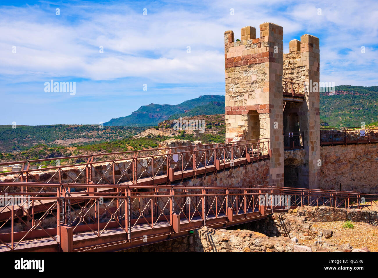 Bosa, Sardinien/Italien - 2018/08/13: Main Tower - Hauptturm - der Malaspina Castle, auch bekannt als Schloss von Serravalle, mit monumentalen historischen Stockfoto