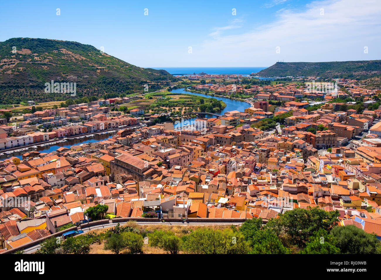 Bosa, Sardinien/Italien - 2018/08/13: Panoramablick auf die Altstadt von Bosa durch den Fluss Temo mit Bosa Marina Resort an der Mittelmeer Küste Stockfoto