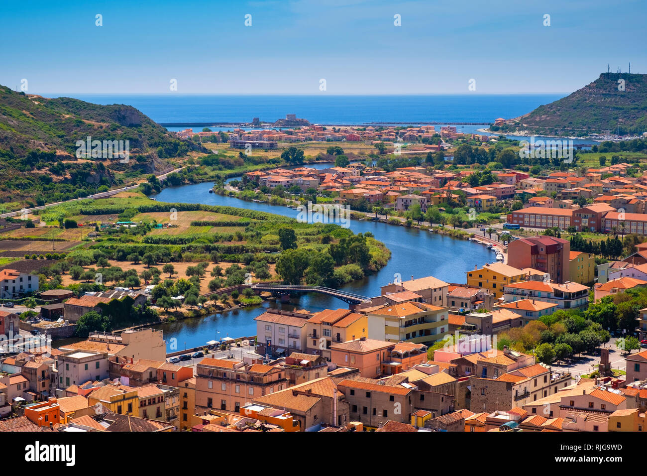 Bosa, Sardinien/Italien - 2018/08/13: Panoramablick auf die Altstadt von Bosa durch den Fluss Temo mit Bosa Marina Resort an der Mittelmeer Küste Stockfoto