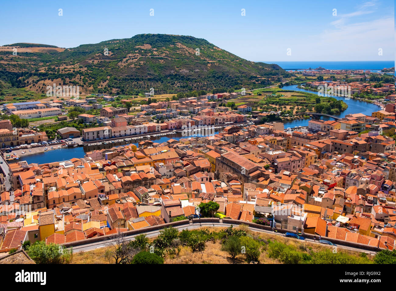 Bosa, Sardinien/Italien - 2018/08/13: Panoramablick auf die Altstadt von Bosa durch den Fluss Temo mit Bosa Marina Resort an der Mittelmeer Küste Stockfoto