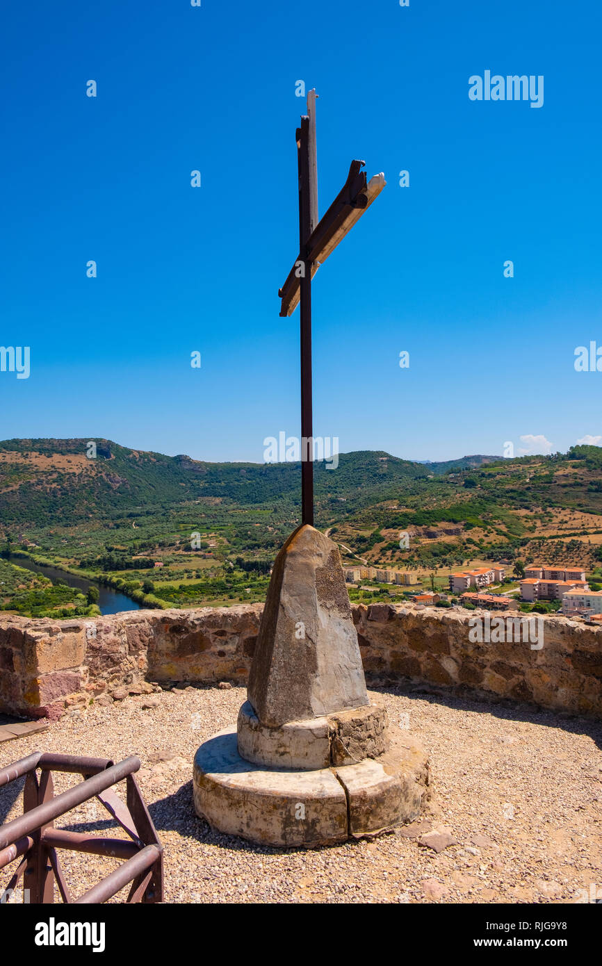 Bosa, Sardinien/Italien - 2018/08/13: das Schloss der Malaspina, auch bekannt als Schloss von Serravalle, mit einem symbolischen Kreuz auf der monumentalen historischen Verteidigung wa Stockfoto