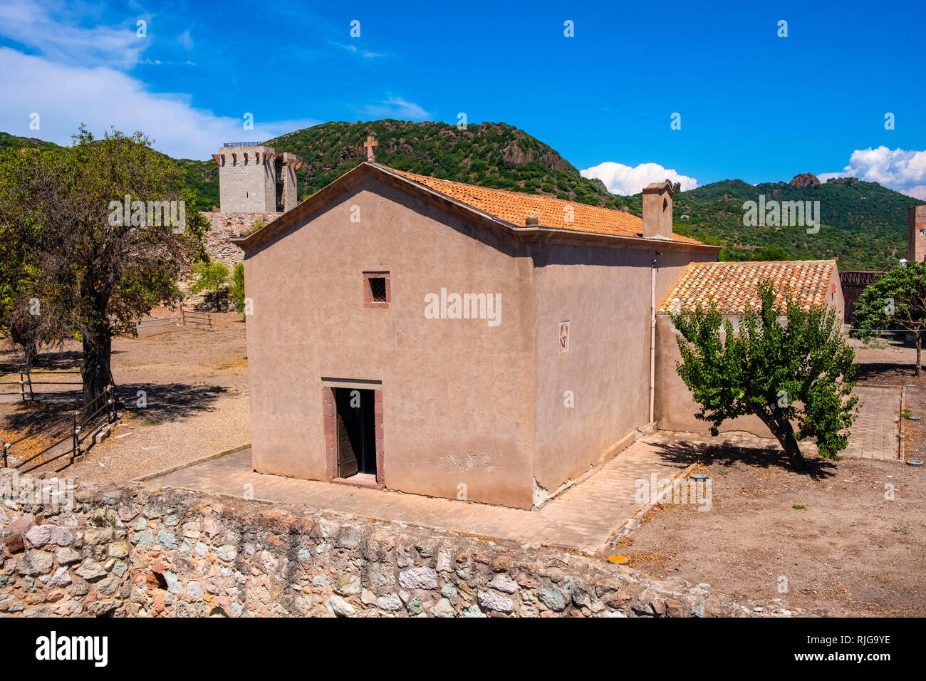 Bosa, Sardinien/Italien - 2018/08/13: Der pfalzkapelle der Malaspina Castle, Schloss von Serravalle, bekannt als Kirche Unserer Dame de sos Regnos Altos Stockfoto