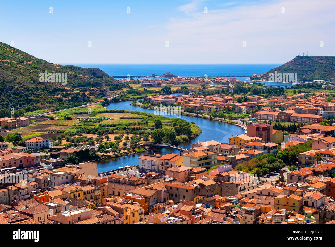 Bosa, Sardinien/Italien - 2018/08/13: Panoramablick auf die Altstadt von Bosa durch den Fluss Temo mit Bosa Marina Resort an der Mittelmeer Küste Stockfoto