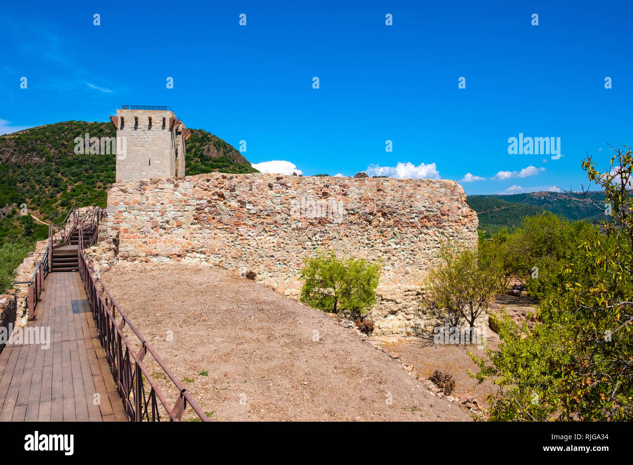 Bosa, Sardinien/Italien - 2018/08/13: Main Tower - Hauptturm - der Malaspina Castle, auch bekannt als Schloss von Serravalle, mit monumentalen historischen Stockfoto