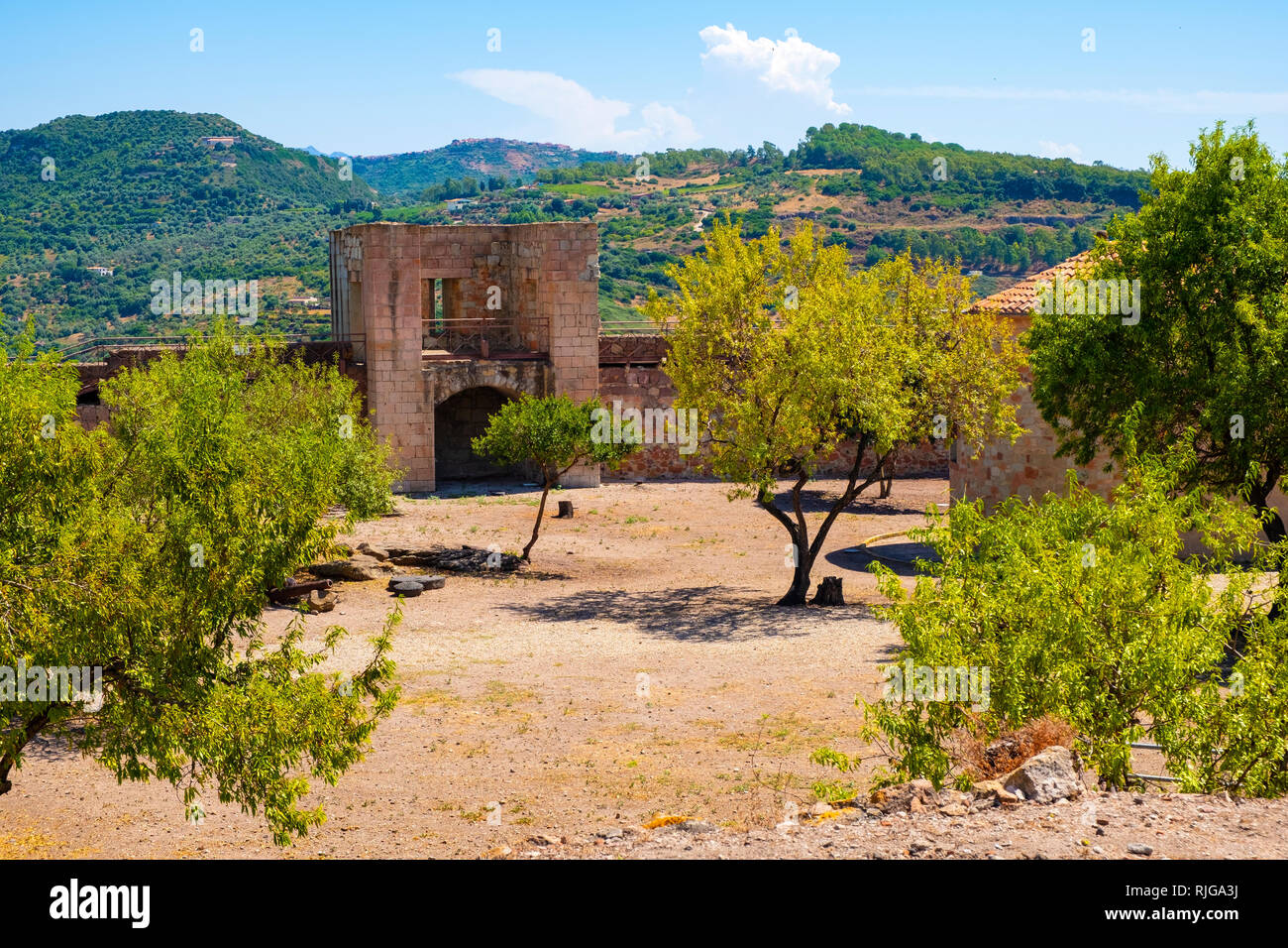 Bosa, Sardinien/Italien - 2018/08/13: Innenhof mit monumentalen historischen Verteidigung Wände und Anreicherung der Malaspina Castle, auch bekannt als Castl Stockfoto