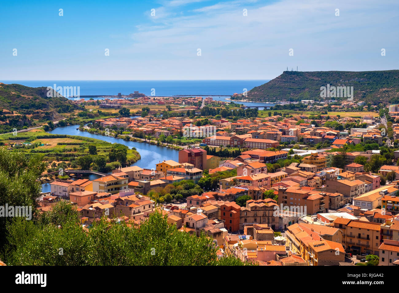 Bosa, Sardinien/Italien - 2018/08/13: Panoramablick auf die Altstadt von Bosa durch den Fluss Temo mit Bosa Marina Resort an der Mittelmeer Küste Stockfoto