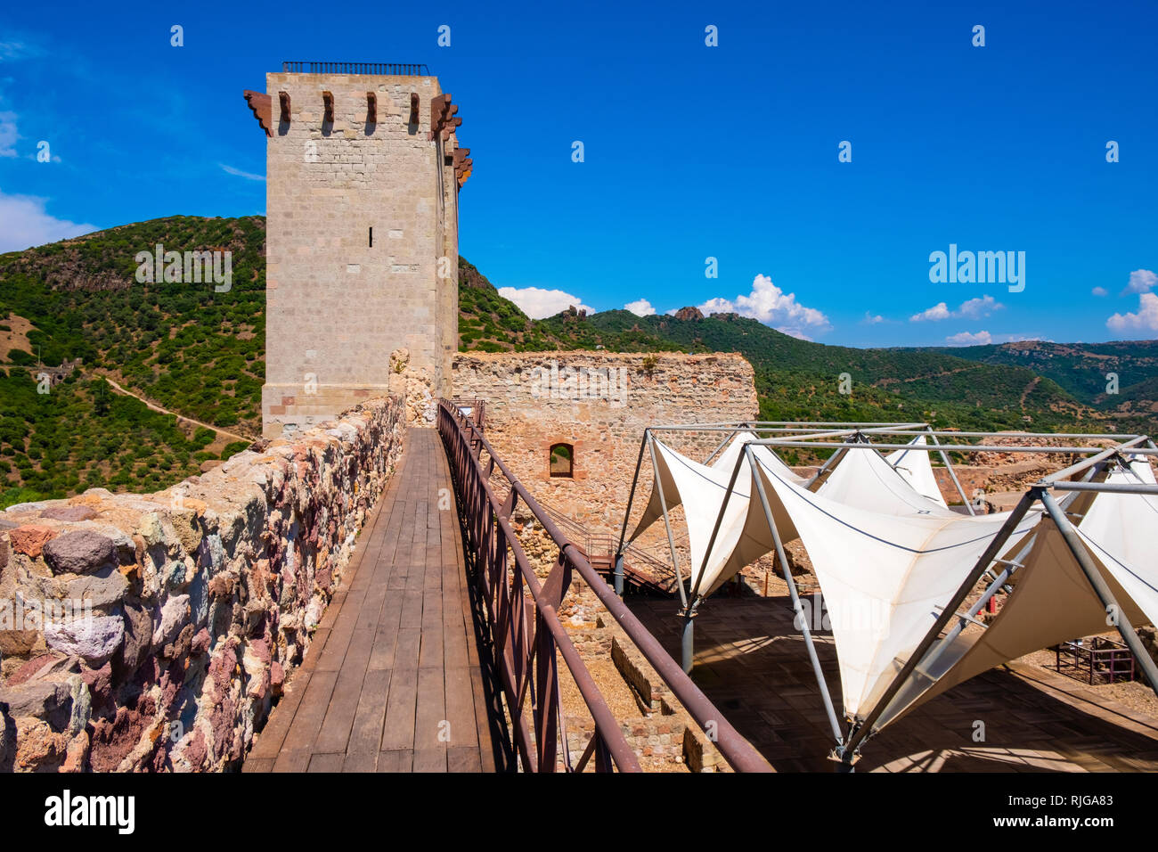 Bosa, Sardinien/Italien - 2018/08/13: Main Tower - Hauptturm - der Malaspina Castle, auch bekannt als Schloss von Serravalle, mit monumentalen historischen Stockfoto