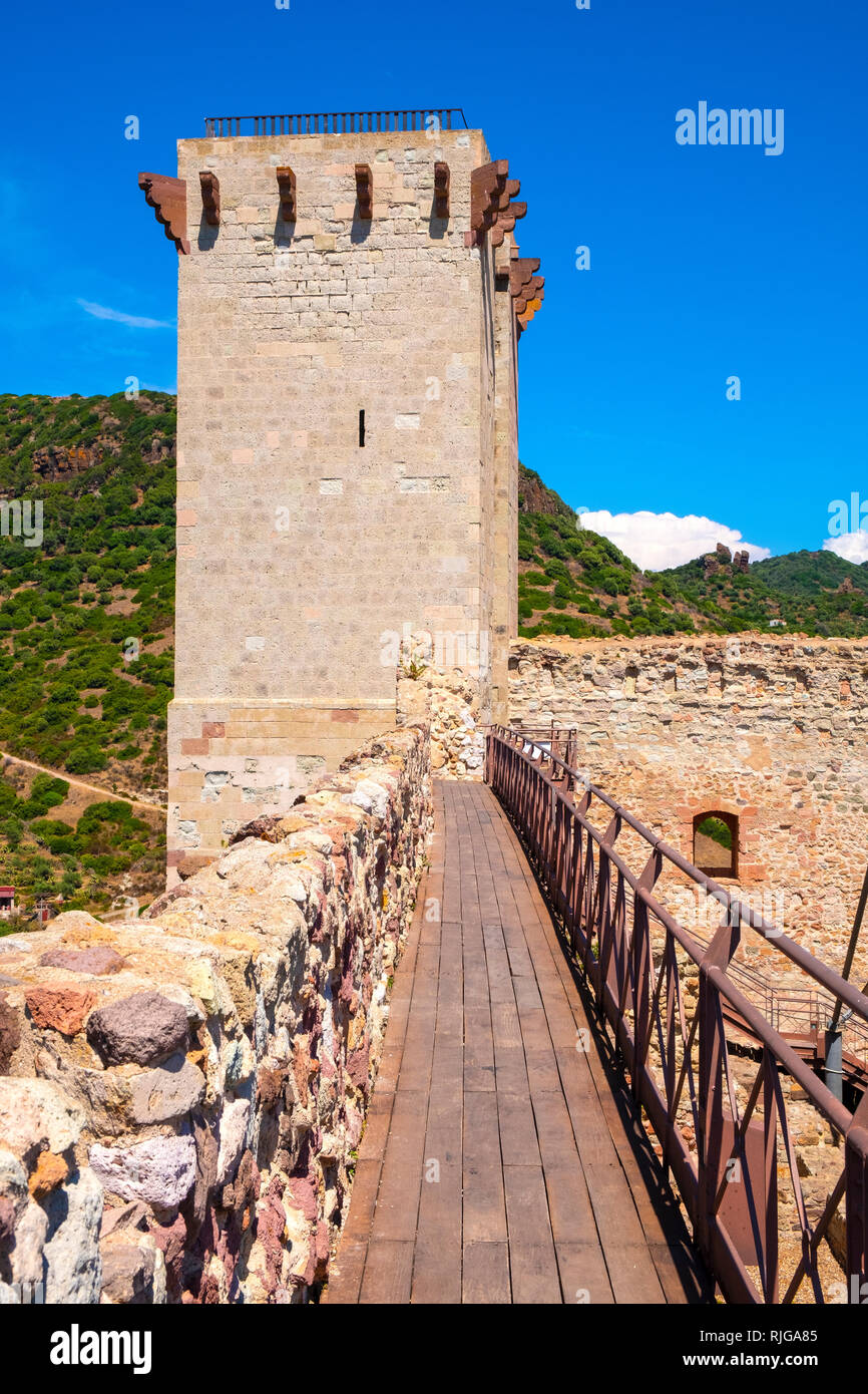 Bosa, Sardinien/Italien - 2018/08/13: Main Tower - Hauptturm - der Malaspina Castle, auch bekannt als Schloss von Serravalle, mit monumentalen historischen Stockfoto