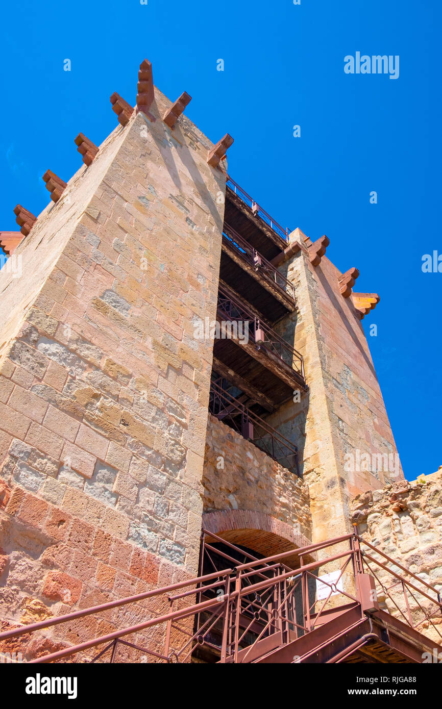 Bosa, Sardinien/Italien - 2018/08/13: Main Tower - Hauptturm - der Malaspina Castle, auch bekannt als Schloss von Serravalle, mit monumentalen historischen Stockfoto