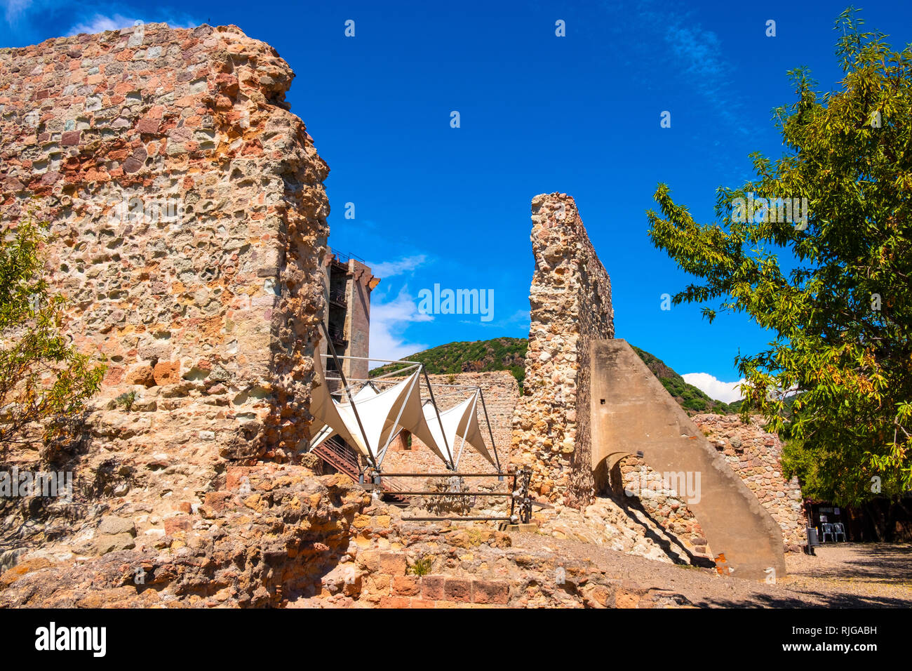 Bosa, Sardinien/Italien - 2018/08/13: das Schloss der Malaspina, auch bekannt als Schloss von Serravalle, mit monumentalen historischen Verteidigung Wände und Befestigung Stockfoto