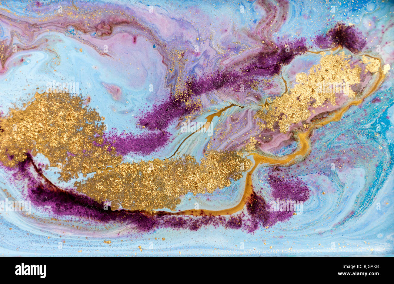 Blau, Violett und Gold Marmorierung Muster. Golden Marmor flüssige Textur. Stockfoto