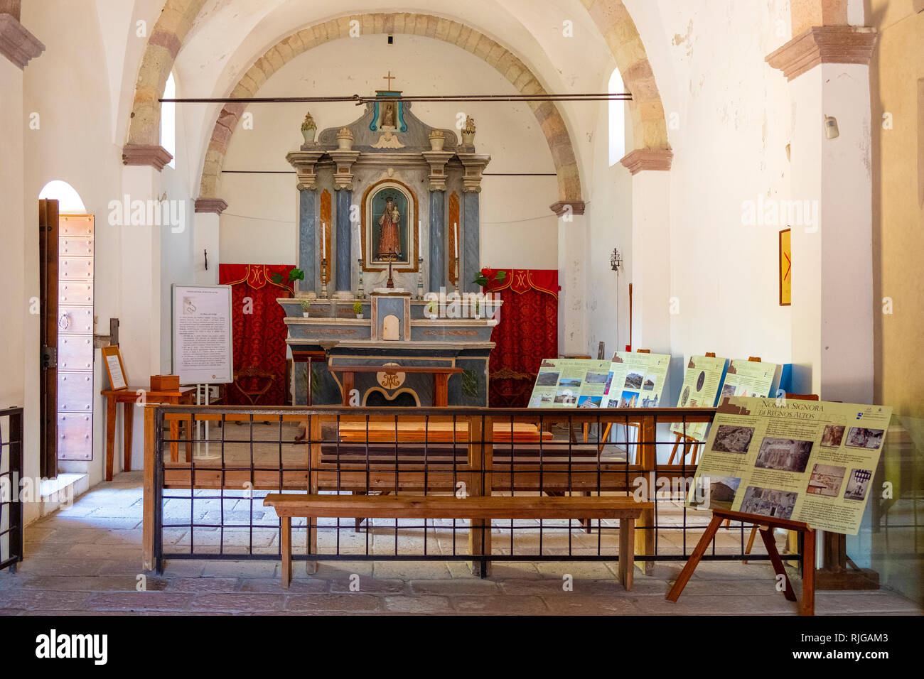 Bosa, Sardinien/Italien - 2018/08/13: in der Pfalzkapelle der Malaspina Castle, Schloss von Serravalle, Kirche Unserer Dame de sos Regnos Altos Stockfoto