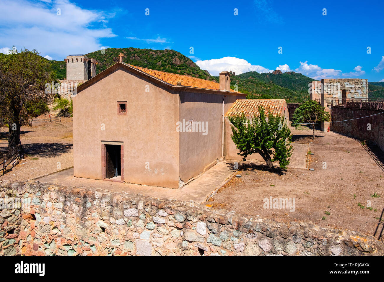 Bosa, Sardinien/Italien - 2018/08/13: Der pfalzkapelle der Malaspina Castle, Schloss von Serravalle, bekannt als Kirche Unserer Dame de sos Regnos Altos Stockfoto