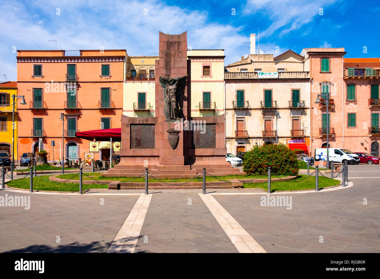 Bosa, Sardinien/Italien - 2018/08/13: Denkmal der Gefallenen - Monumento ai Caduti - am Corso Vittorio Emanuele in der Bosa city center Stockfoto